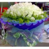 鲜花:白玫瑰99枝，米兰。浅蓝色棉纸，蓝色卷纸，紫色纱网圆形包装