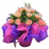 鲜花:白玫瑰66枝，紫玫瑰33枝中间，手柔纸外包装，纱网系花结