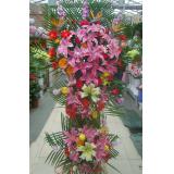 花篮:太阳花，玫瑰，百合，康乃馨，衬花、绿叶点缀；双层花篮1.6米