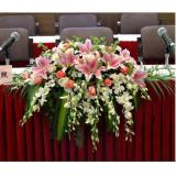 桌花:黄，白菊丰满，白色，粉色香水百合间插，泰国兰，天堂鸟等高档花材，高度1.8米以上