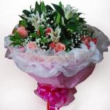 鲜花:红玫瑰11枝，情人草，紫色手揉纸包装，黄色丝带束扎。