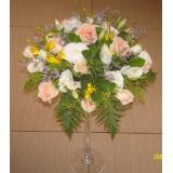 桌花:19枝顶级粉玫瑰在上，绿叶间插，3朵盛开的白色香水百合花在下，粉色皱纹纸外包并托底，单面花束