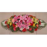 桌花:花束：12枝粉玫瑰+1枝多头白百合，粉色皱纹纸圆形包装