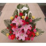 鲜花:高档桌花：白色香水百合，大鸟，泰国兰，扶朗花，玫瑰等材料间插，直径60-80cm