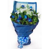 蓝玫瑰:11支蓝色玫瑰加配花，配叶，浅紫色纱网圆形包装，紫色丝带束扎