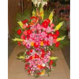 花篮:黄菊，玫瑰，百合，剑兰等三层花篮一个高1.8米