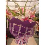 鲜花:紫罗兰或泰国兰6支+粉色香水百合1支+粉玫瑰9支+ 配叶，里面用粉色皱纹纸，外用红色皱纹纸单面包装