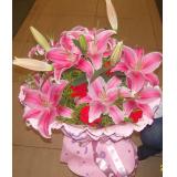 鲜花:粉玫瑰22枝，多头粉香水百合2枝，绿叶间插，卷边纸高档包装