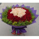 鲜花:99枝红玫瑰，黄英外围。 粉色皱纹纸圆形包装，紫色纱网蝴蝶结束扎。