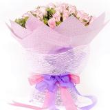 鲜花:22朵粉色太阳花配米兰，粉色绵纸圆形包装，粉色丝带打结