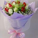 鲜花:紫罗兰或泰国兰6支+粉色香水百合1支+粉玫瑰9支+ 配叶，里面用粉色皱纹纸，外用红色皱纹纸单面包装
