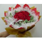 鲜花:花束：12枝粉玫瑰+1枝多头白百合，粉色皱纹纸圆形包装