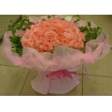 鲜花:粉玫瑰11枝，白百合1枝，公仔1对，羽毛点缀；粉色、白色系棉纸包装，扇形花束。