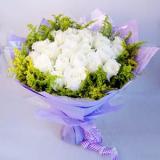 白玫瑰:22枝白玫瑰外围丰满黄莺。蓝色手柔纸包装，圆形花束，紫色丝带束扎