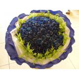 鲜花:11支蓝玫瑰+1枝白香水百合,黄莺绿叶点缀,蓝色皱纹纸扇面包装(此花需提前预定）。