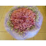 鲜花:粉玫瑰99枝，桃心形，手揉纸加纱网包装