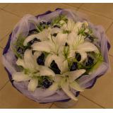 鲜花:白玫瑰11枝（紫色棉纸）单枝包装 ，满天星丰满 ，勿忘我点缀，手揉纸圆形包装
