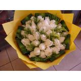 鲜花:19枝香摈玫瑰，卷边纸圆型包装。