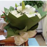 鲜花:白玫瑰99枝，米兰。浅蓝色棉纸，蓝色卷纸，紫色纱网圆形包装