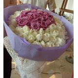 花园小区鲜花店鲜花:白玫瑰66枝，紫玫瑰33枝中间，手柔纸外包装，纱网系花结