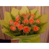 鲜花:红玫瑰11枝，满天星点缀，粉色手柔纸圆形包装