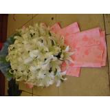 鲜花:粉玫瑰11枝，白色香水百合1枝，绿叶点缀；手柔纸扇形花束