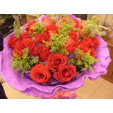 鲜花:红玫瑰22枝，米兰间插，卷边纸包装