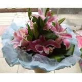 鲜花:单面花束：9支粉玫瑰，9支粉色康乃馨，配叶，内衬淡紫色棉纸，红色皱纹纸外包装，红色丝带束扎