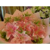 鲜花:粉玫瑰8枝，粉百合1朵，红康乃馨11枝，绵纸间隔，米兰间插，手揉纸单面包装