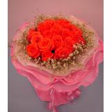 鲜花:粉玫瑰16枝，多头白百合2枝，绿叶搭配，手揉纸单面包装。