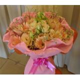 鲜花:粉玫瑰22枝,配勿忘我,点缀满天星,边衬散尾叶,粉色棉纹纸精美包装,同色丝带花打结