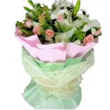 鲜花:2枝白香水百合，11枝粉玫瑰，白色桔梗3枝（或白玫瑰），衬花点缀；粉色手柔纸单面包装。