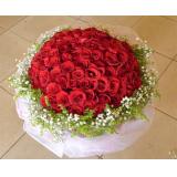 鲜花:99枝红玫瑰，1个可爱小熊，满天星点缀；香槟色纱网外围，圆形包装。