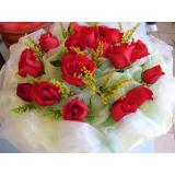 鲜花:红色康乃馨26枝，绿叶间插，手提花篮一个
