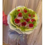 梅菉街道花店鲜花:11枝红玫瑰，单枝包装，米兰间插，卷边纸包装