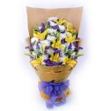 鲜花:白菊花26枝、黄色百合5枝，勿忘我。手揉纸单面包装，紫色法式蝴蝶结束扎
