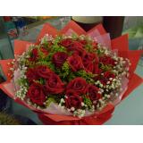 鲜花:玫瑰礼盒装 9朵红玫瑰9颗巧克力+2只公仔外围满天星绿叶