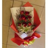 鲜花:9枝红玫瑰，多头白百合1枝，情人草间插，手揉纸单面包装