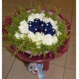 安贞门鲜花店鲜花:19枝白玫瑰，中间9枝蓝玫瑰，外围米兰，手揉纸包装（此花需提前预定，并限送各大城市）