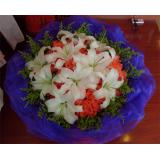 鲜花:花束：20支红色康乃馨+配花，浅黄皱纹纸圆形包装，黄色蝴蝶结束扎。