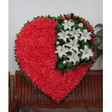 鲜花:红色康乃馨12枝,绿叶，手揉纸单面包装