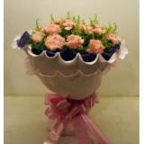 祝福:11支蓝色玫瑰加配花，配叶，浅紫色纱网圆形包装，紫色丝带束扎