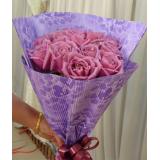 鲜花:99朵粉玫瑰，绿叶围绕，淡紫色皱纹纸圆形包装，配同色蝴蝶结