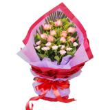 鲜花:33朵红玫瑰，黄莺外围，内衬粉色卷边纸，外用白色软纱加紫色棉纸圆形包装，红色丝带束扎
