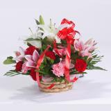 鲜花:花束：20支红色康乃馨+配花，浅黄皱纹纸圆形包装，黄色蝴蝶结束扎。