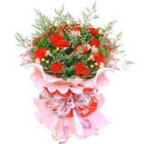 鲜花:圆形花束：24支红玫瑰加黄莺加绿叶，桔黄色皱纹纸包装，丝带束扎