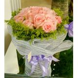 鲜花:11枝红玫瑰，绵纸单枝包装，点缀满天星和绿叶。 卷边纸双层包装，圆形花束，紫色丝带束扎。