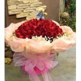 东三环岛鲜花店鲜花:99枝红玫瑰，1个可爱小熊，满天星点缀；香槟色纱网外围，圆形包装。