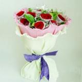 鲜花:12支粉玫瑰、高山羊齿（缺货的季节或地区用黄莺代替）若干 ，送绵纸圆形包装