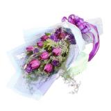 郁金香:99朵粉色玫瑰。外圈围丰满黄莺,粉色手柔纸包装,彩色丝带,圆形花束。